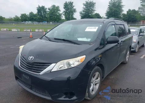 2015 Toyota Sienna Le 8 Passenger z USA, uszkodzony, nr VIN 5TDKK3DC9FS618254